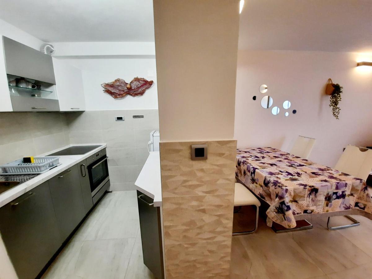 Split Symphony Garden: Modern, New Apartment Zewnętrze zdjęcie