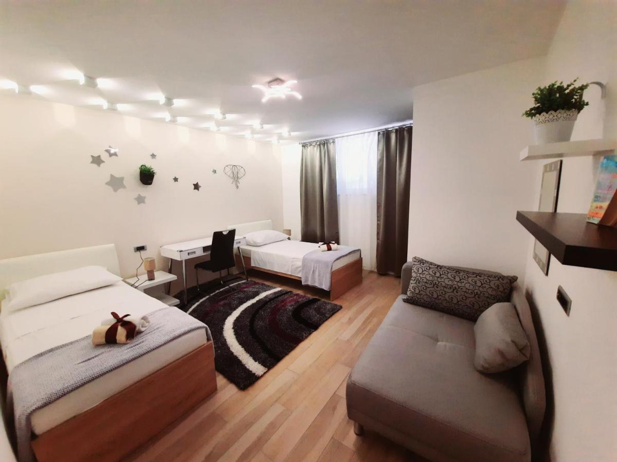 Split Symphony Garden: Modern, New Apartment Zewnętrze zdjęcie