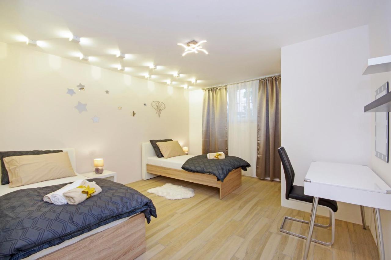 Split Symphony Garden: Modern, New Apartment Zewnętrze zdjęcie