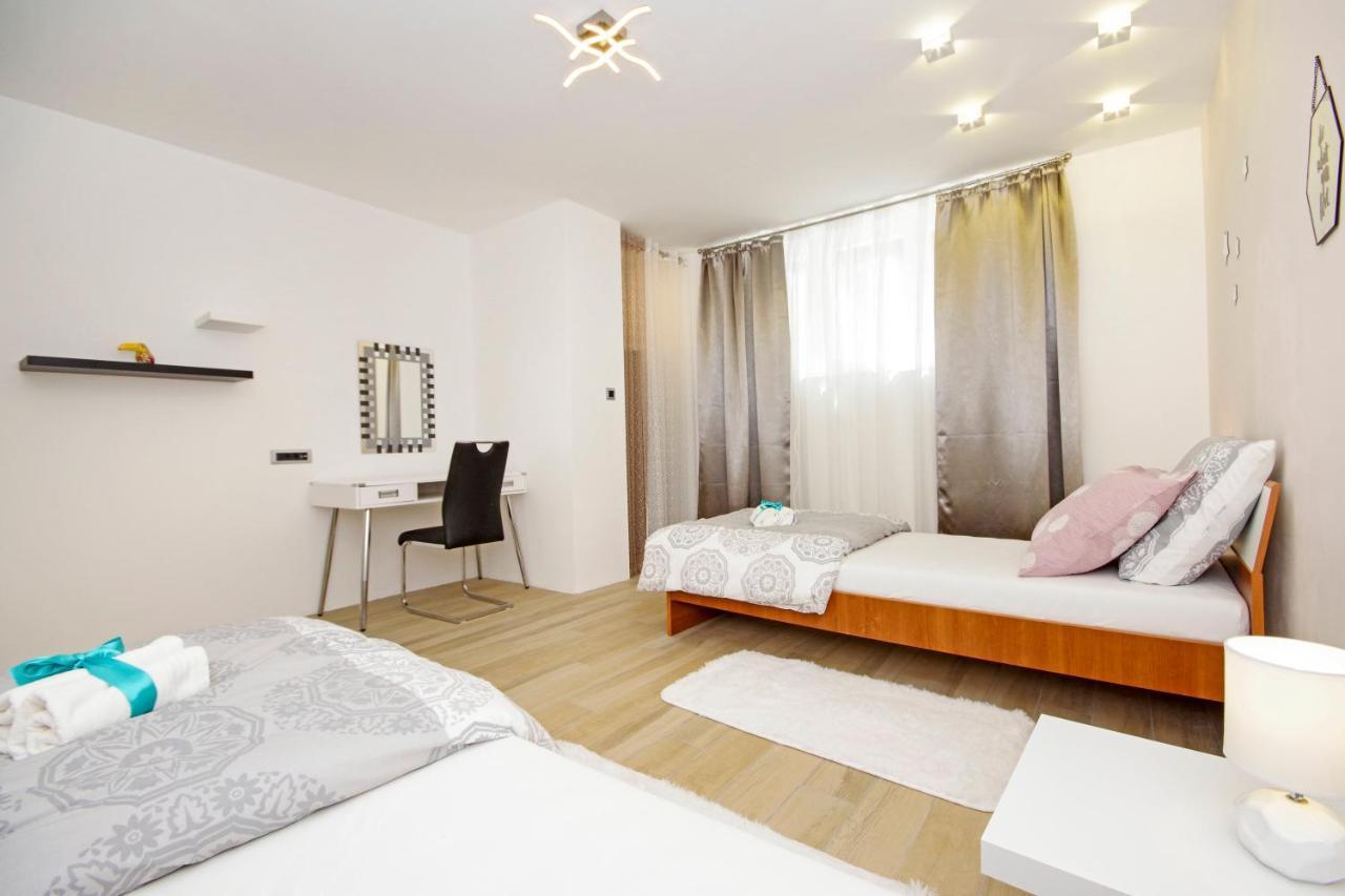 Split Symphony Garden: Modern, New Apartment Zewnętrze zdjęcie