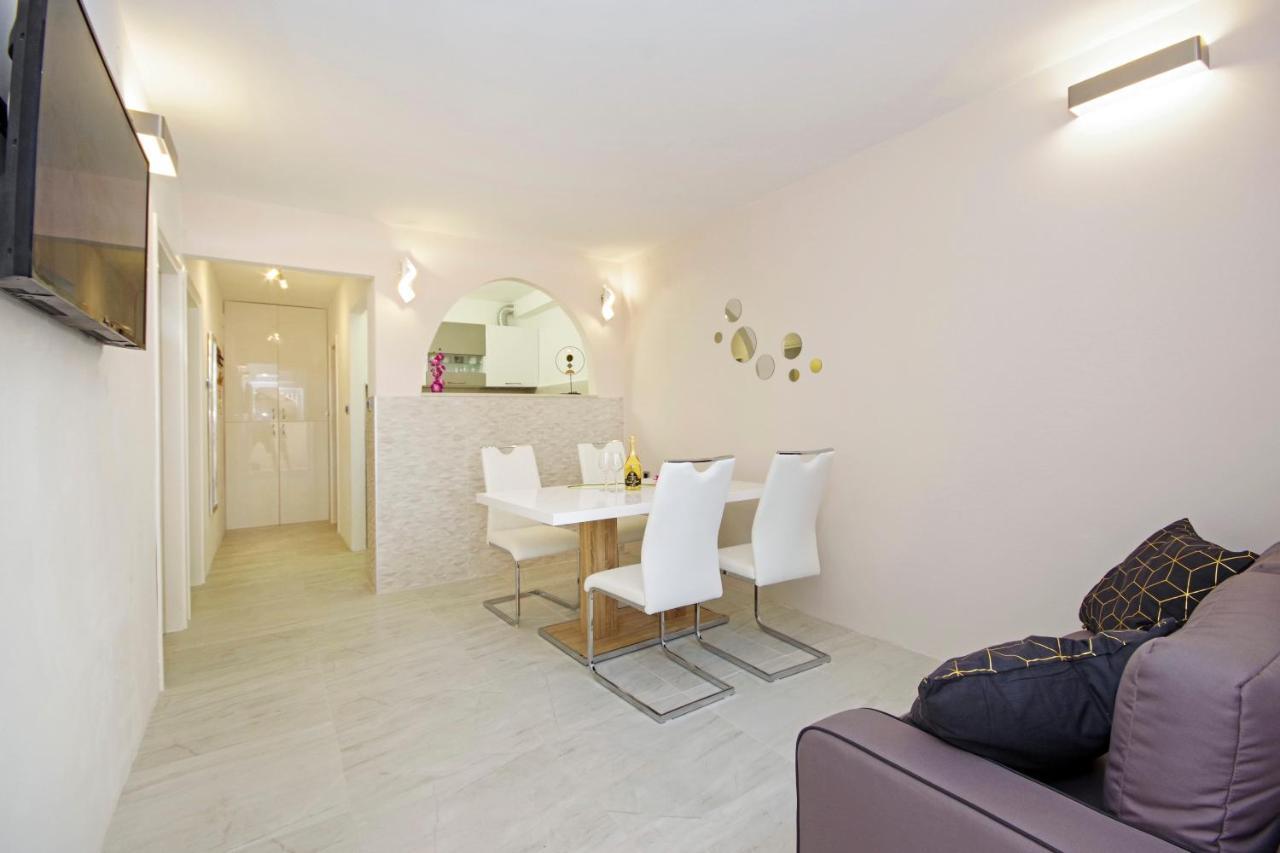 Split Symphony Garden: Modern, New Apartment Zewnętrze zdjęcie