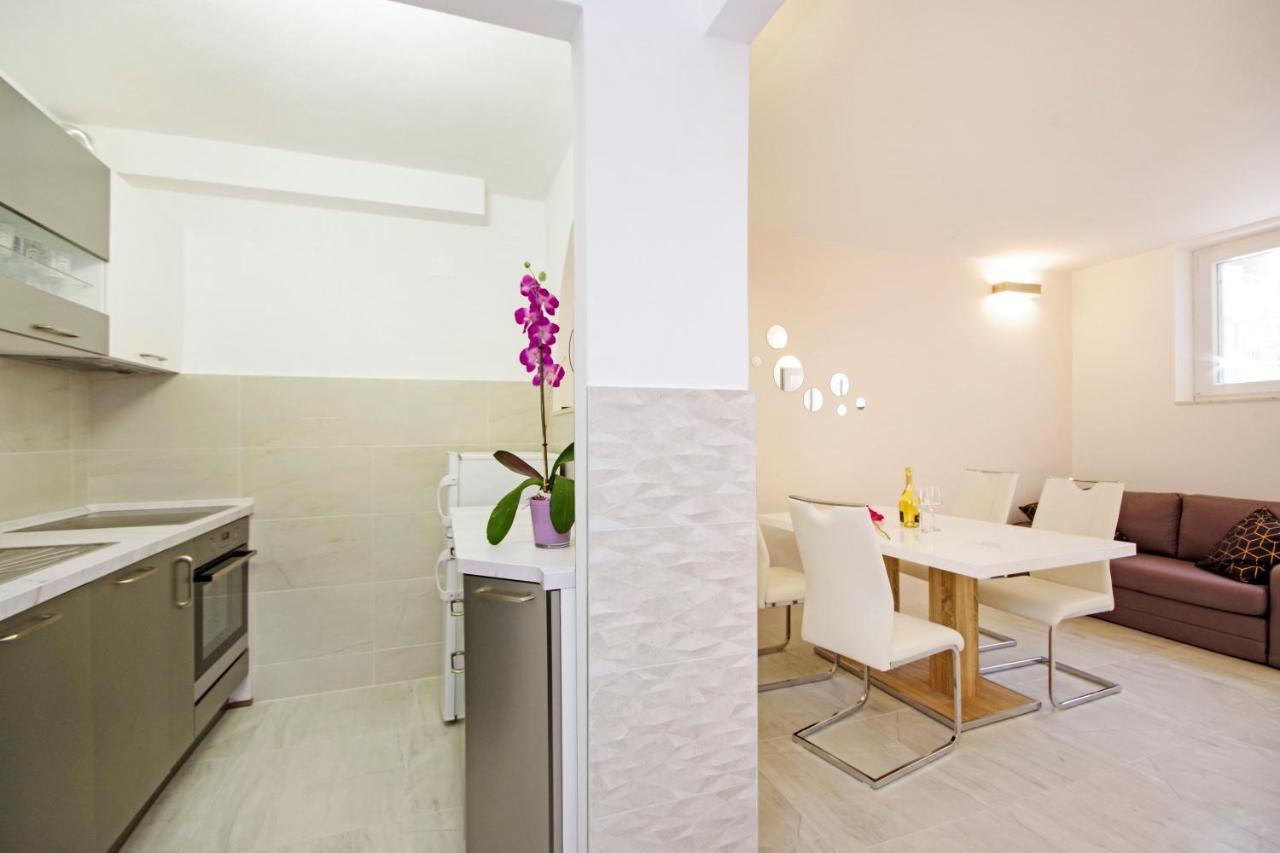 Split Symphony Garden: Modern, New Apartment Zewnętrze zdjęcie