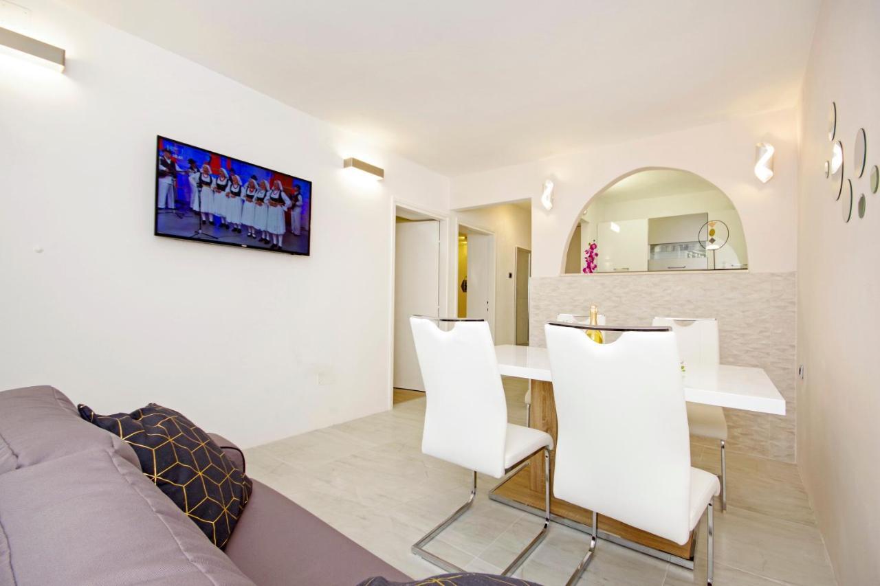 Split Symphony Garden: Modern, New Apartment Zewnętrze zdjęcie